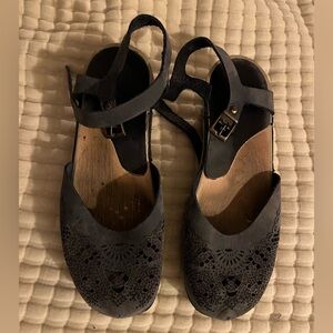 Calou Women's blue Clogs with Cutout Design